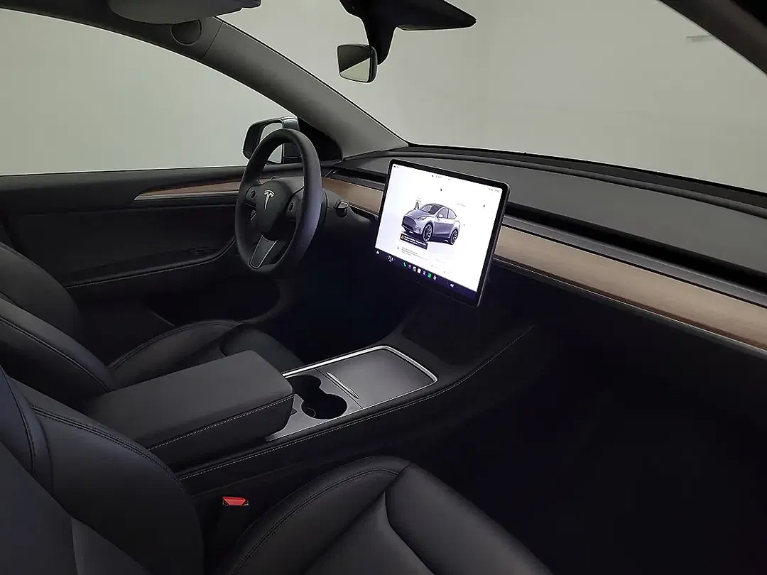 Tesla Model Y AWD Long Range - Thumbnail 11