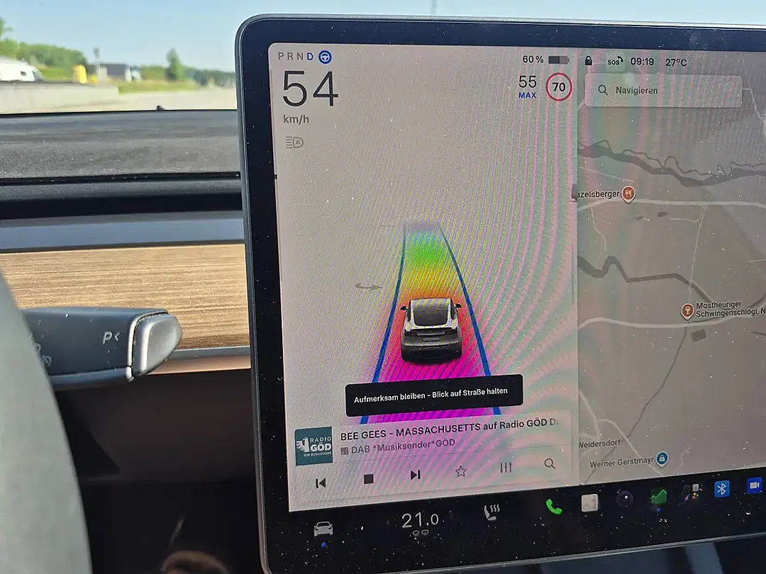Tesla Model Y AWD Long Range - Thumbnail 13