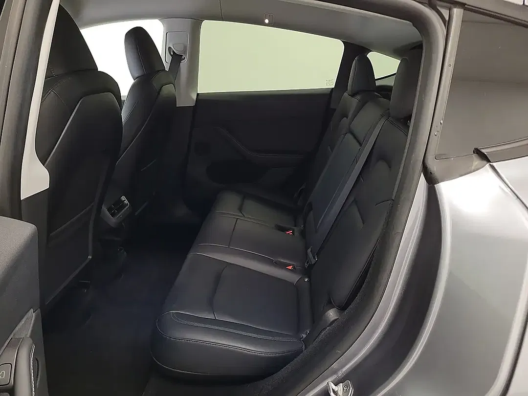 Tesla Model Y AWD Long Range - Thumbnail 5