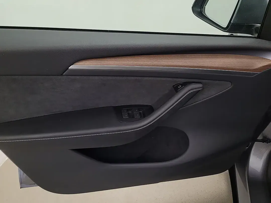 Tesla Model Y AWD Long Range - Thumbnail 7