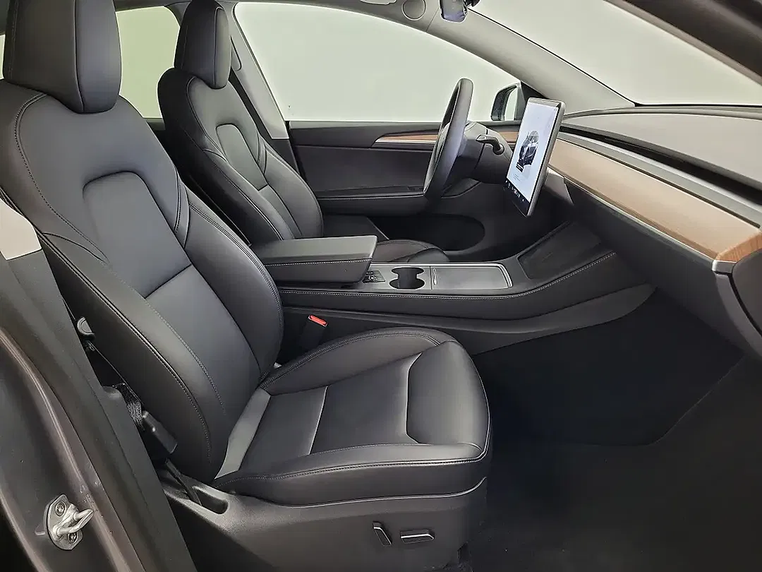 Tesla Model Y AWD Long Range - Thumbnail 9