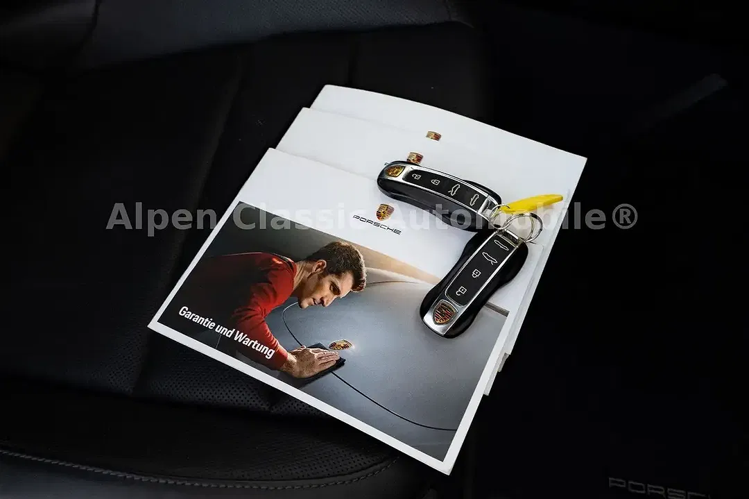 Porsche 992 Carrera 4 Cabriolet - Thumbnail 3