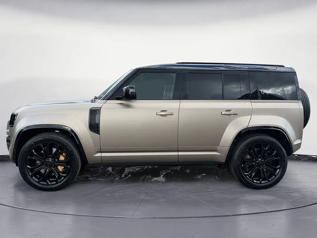 Land Rover Defender P635 OCTA Edition - Thumbnail 3