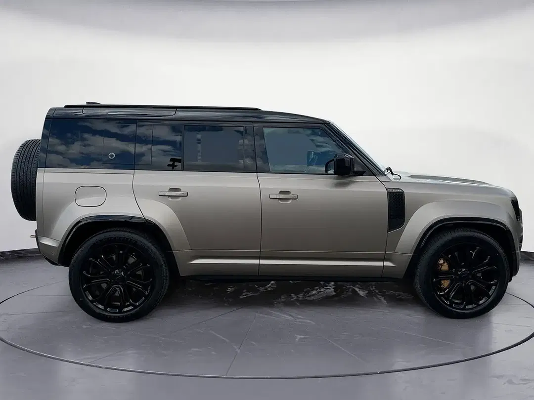 Land Rover Defender P635 OCTA Edition - Thumbnail 6