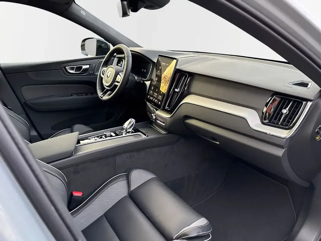 Volvo XC60 B5 AWD Plus Black Edition - Thumbnail 3
