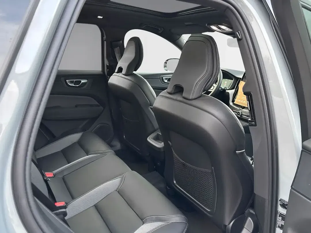 Volvo XC60 B5 AWD Plus Black Edition - Thumbnail 5