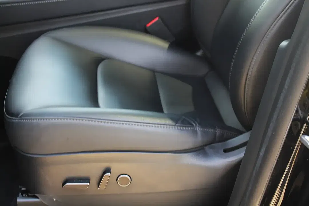 Tesla Model Y - Thumbnail 11