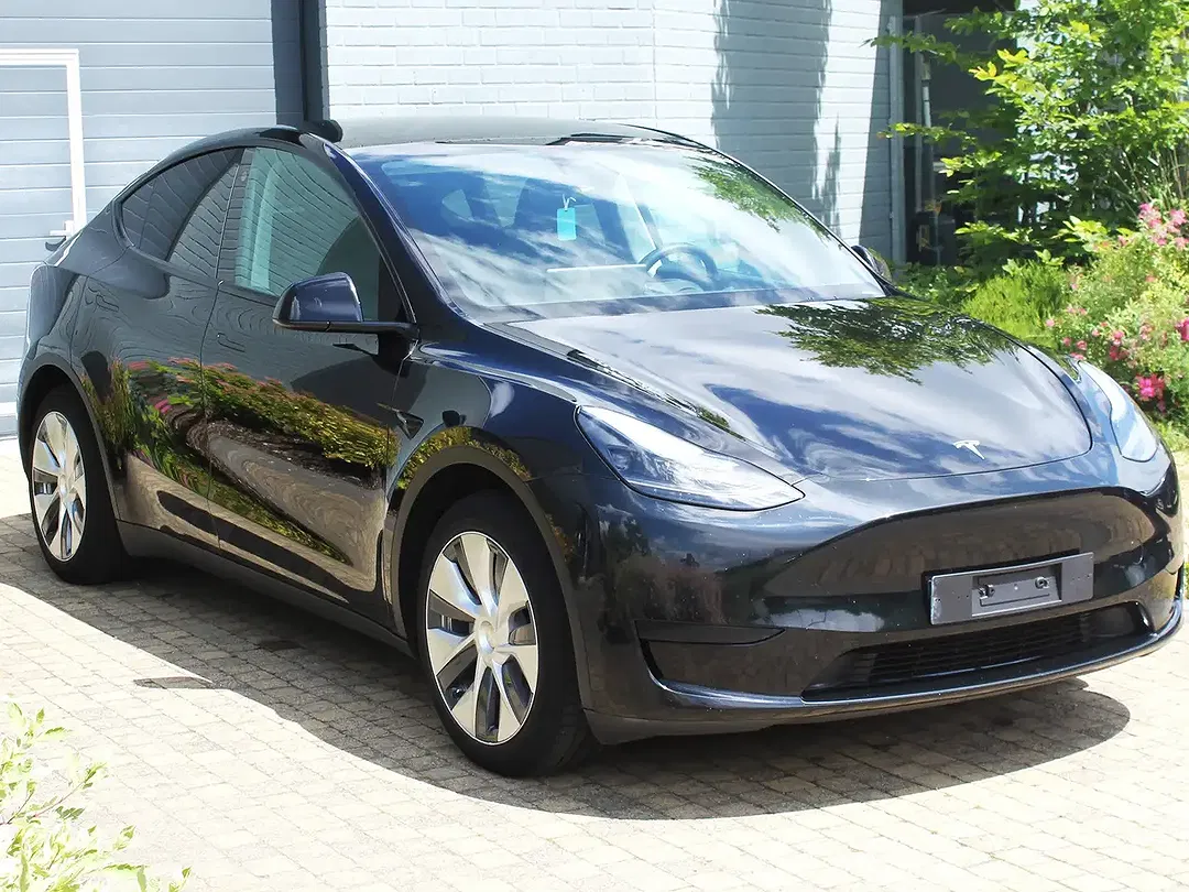 Tesla Model Y - Thumbnail 3