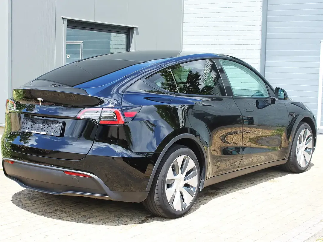 Tesla Model Y - Thumbnail 4