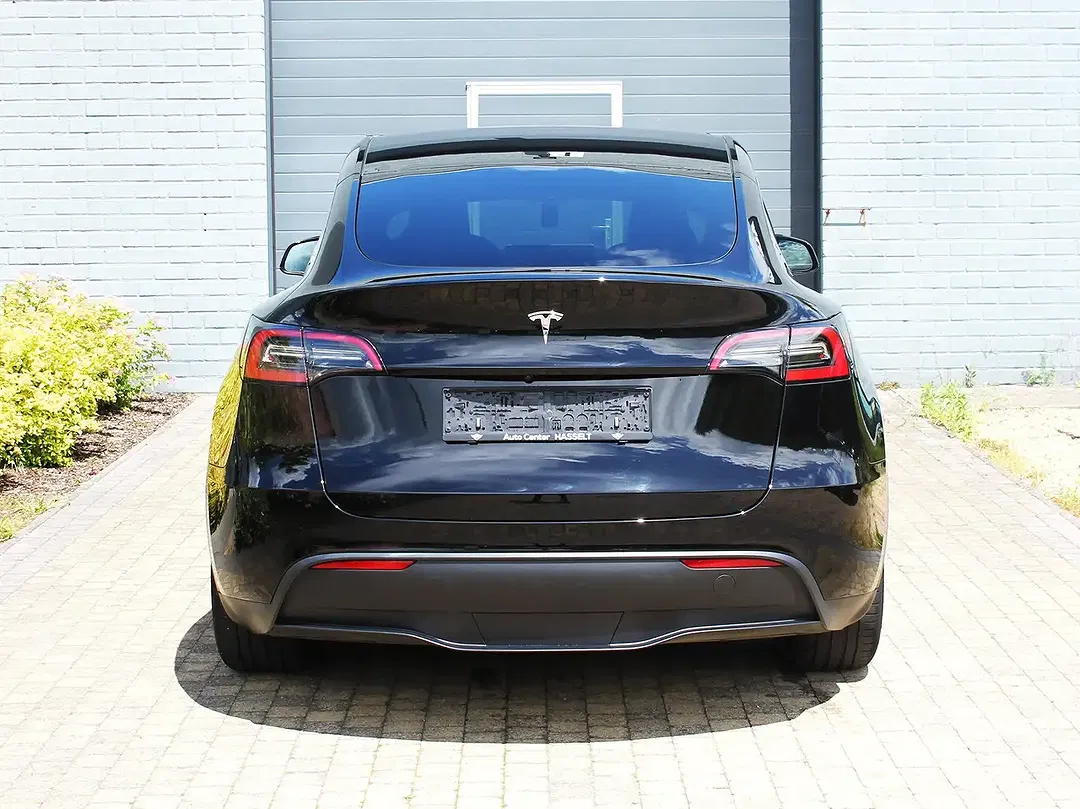 Tesla Model Y - Thumbnail 5