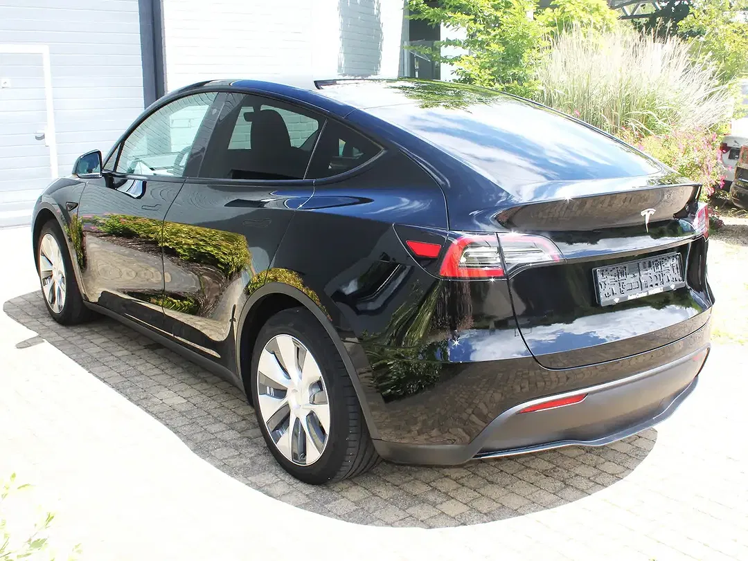 Tesla Model Y - Thumbnail 7