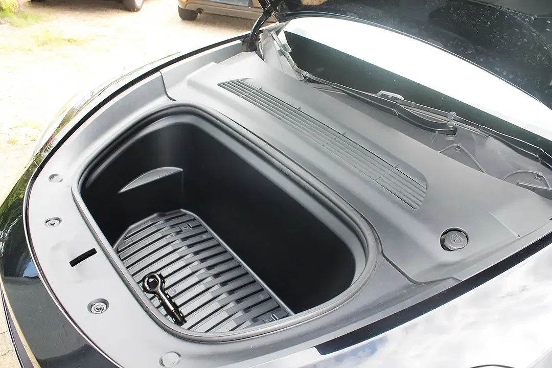 Tesla Model Y - Thumbnail 8