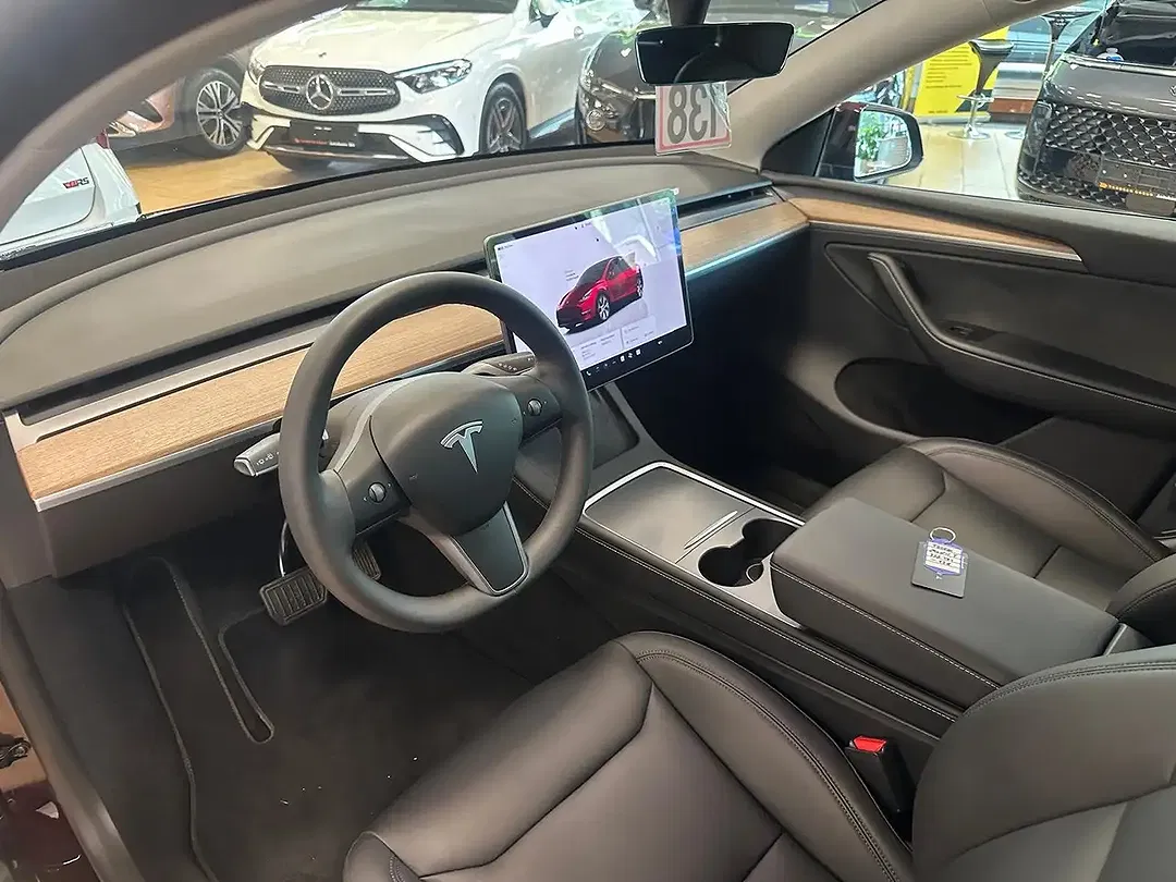 Tesla Model Y RWD - Thumbnail 11