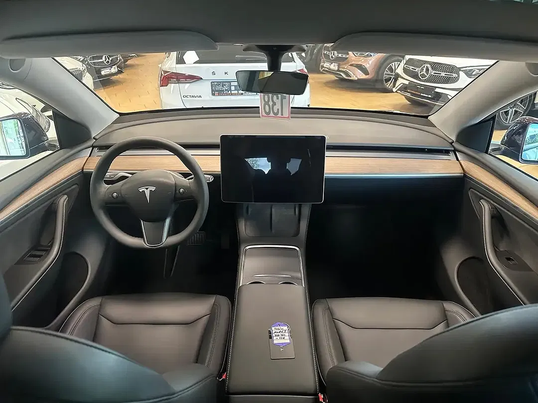 Tesla Model Y RWD - Thumbnail 13