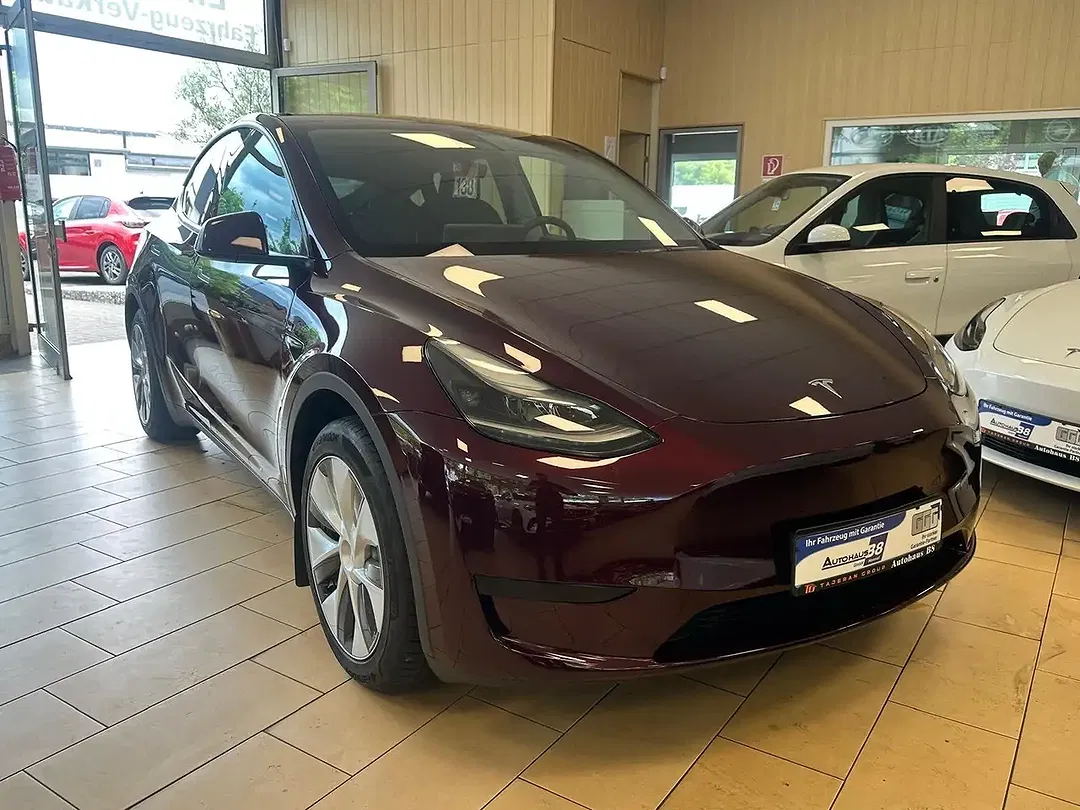 Tesla Model Y RWD - Thumbnail 3