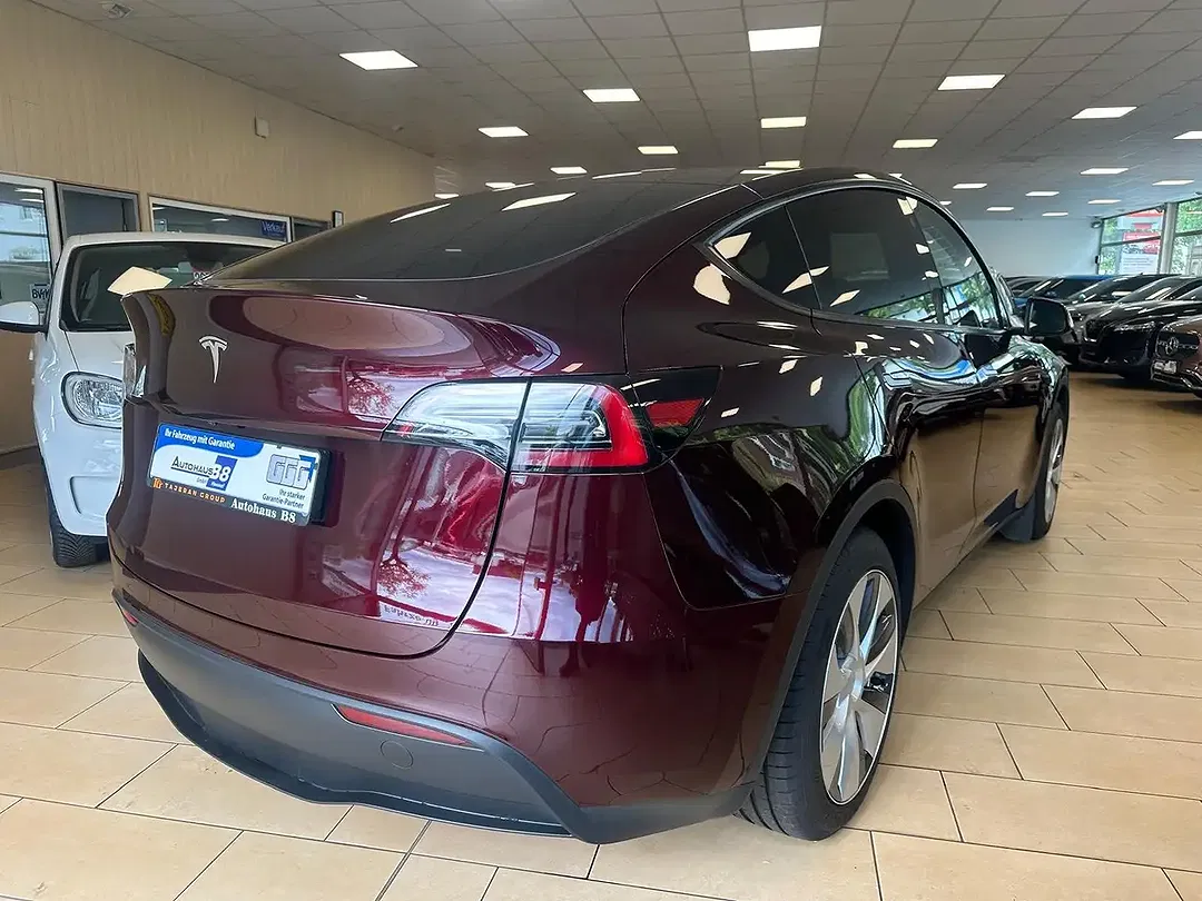 Tesla Model Y RWD - Thumbnail 4