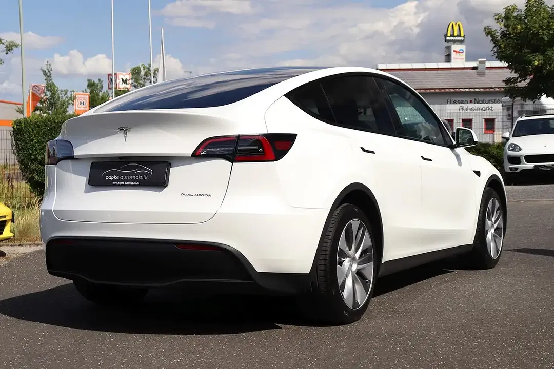 Tesla Model Y AWD Dual Motor Long Range - Thumbnail 6