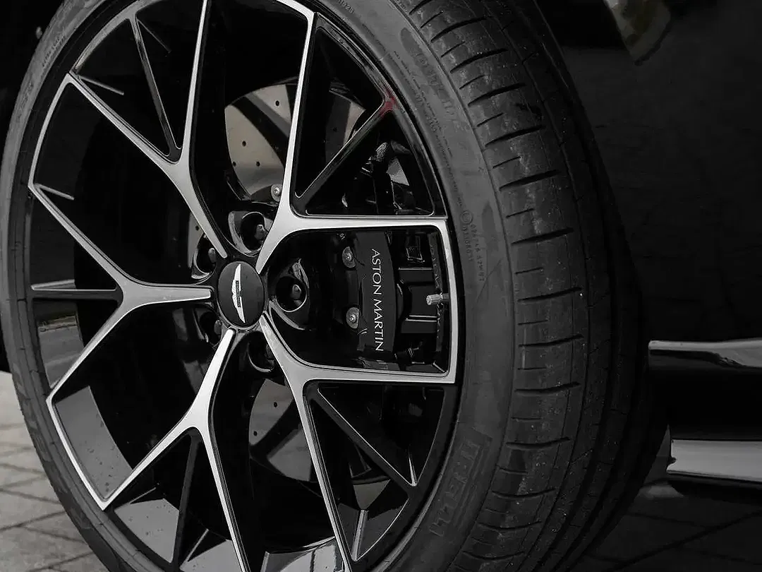 Aston Martin DBX V8 4x4 S - foto 40