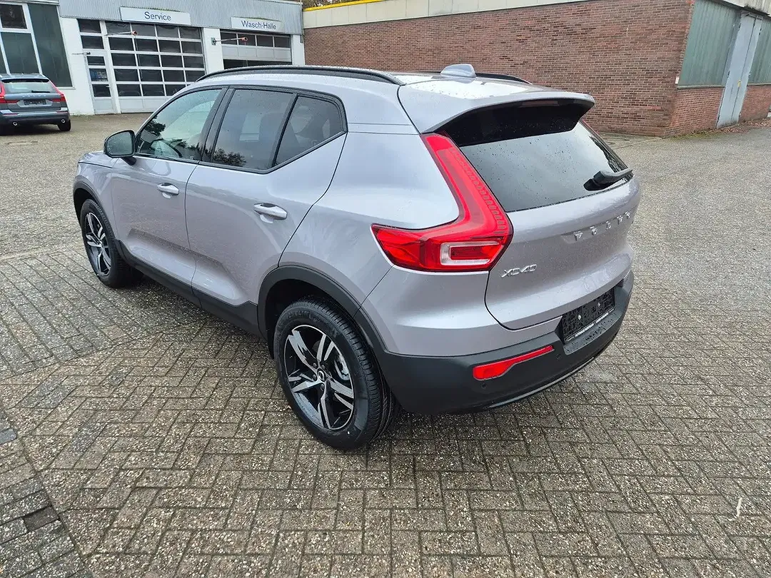 Volvo XC40 Plus Dark - Thumbnail 4