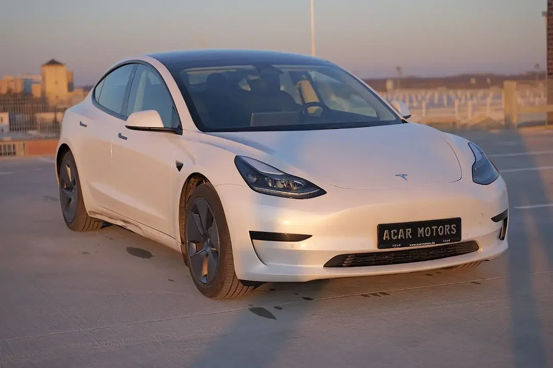 Tesla Model 3 - Afbeelding 1