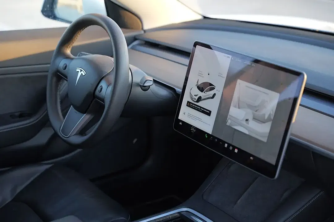 Tesla Model 3 - Thumbnail 11