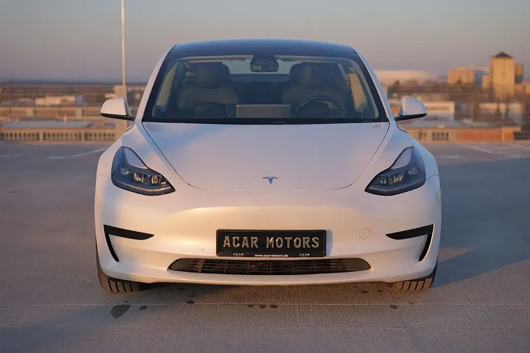 Tesla Model 3 - Thumbnail 3