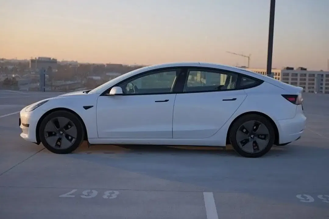 Tesla Model 3 - Thumbnail 4