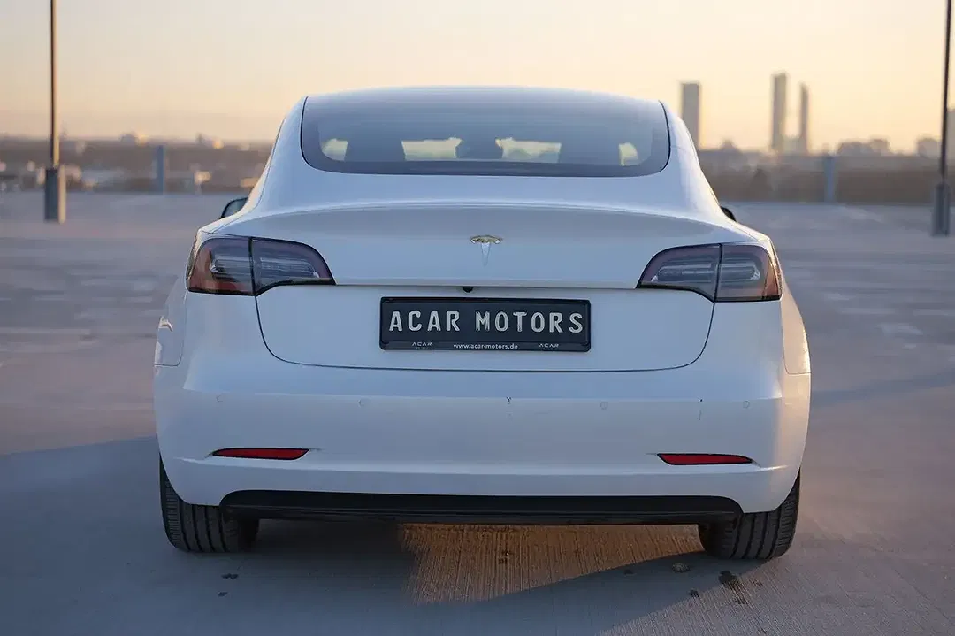 Tesla Model 3 - Thumbnail 5