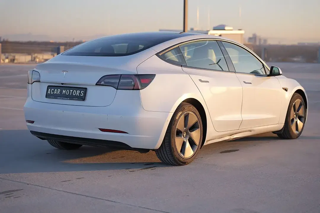 Tesla Model 3 - Thumbnail 6