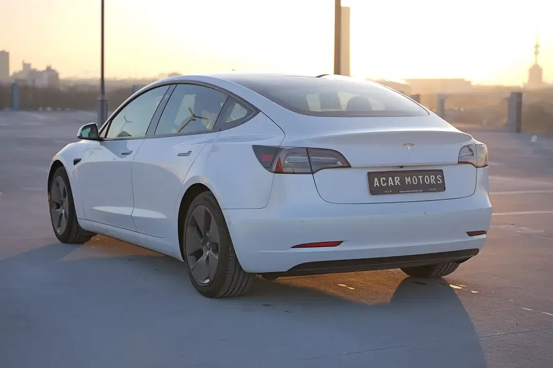 Tesla Model 3 - Thumbnail 7