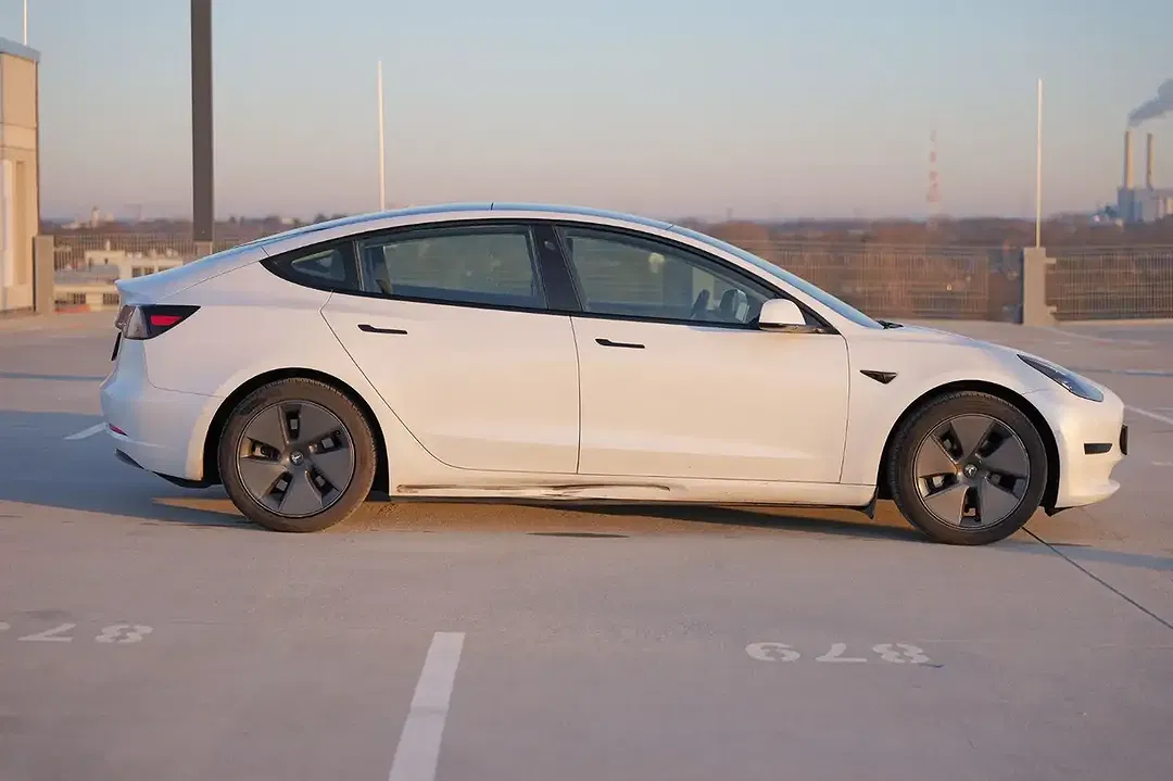 Tesla Model 3 - Thumbnail 8