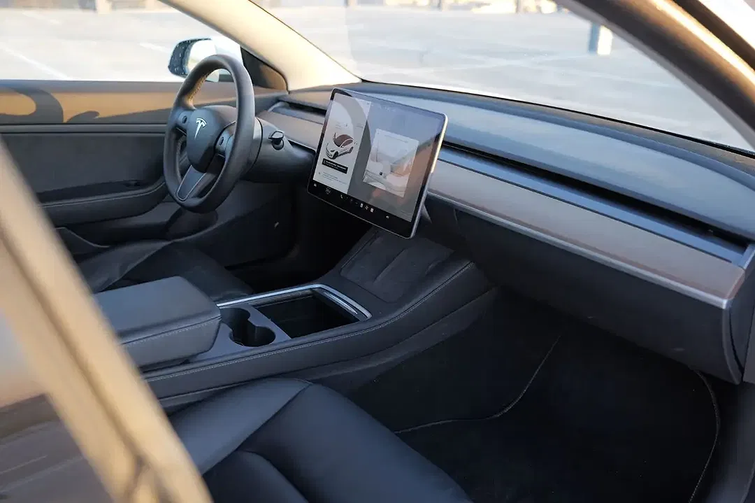 Tesla Model 3 - Thumbnail 9