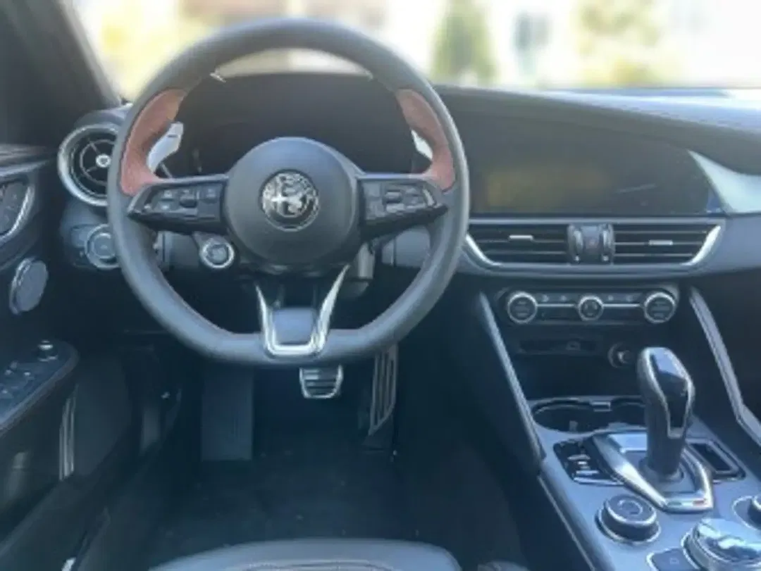Alfa Romeo Giulia Q4 Intensa - Thumbnail 10