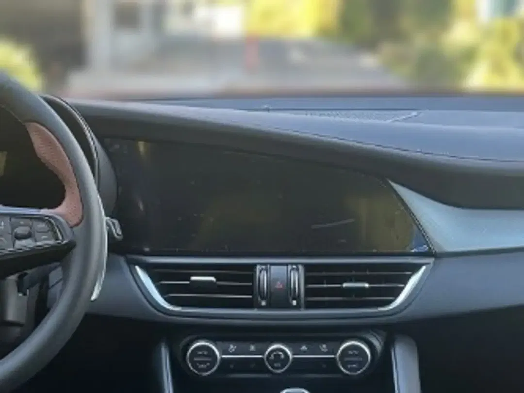 Alfa Romeo Giulia Q4 Intensa - Thumbnail 12