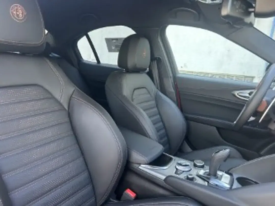 Alfa Romeo Giulia Q4 Intensa - Thumbnail 14