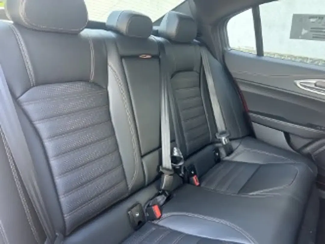 Alfa Romeo Giulia Q4 Intensa - foto 16