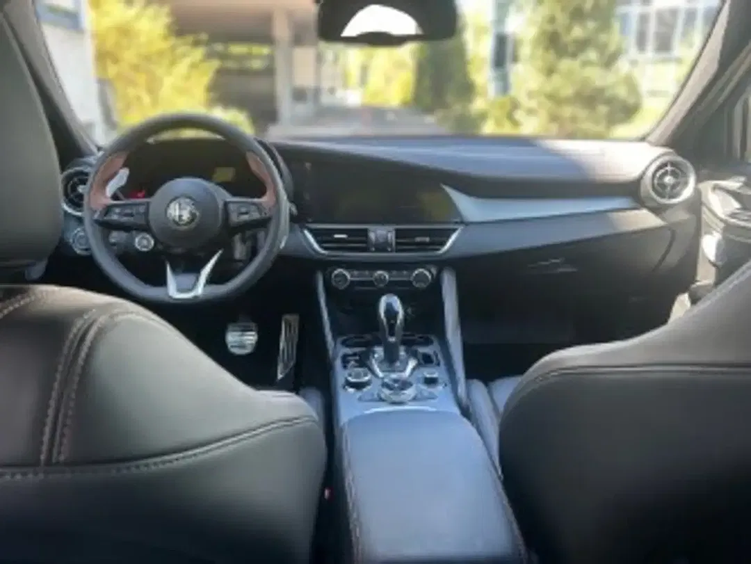 Alfa Romeo Giulia Q4 Intensa - Thumbnail 9