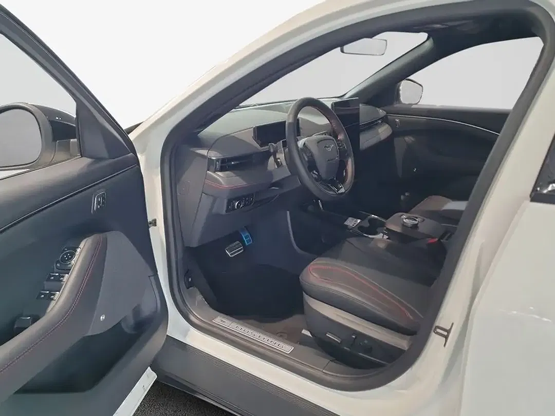 Ford Mustang Mach-E 4x4 Premium - Thumbnail 7