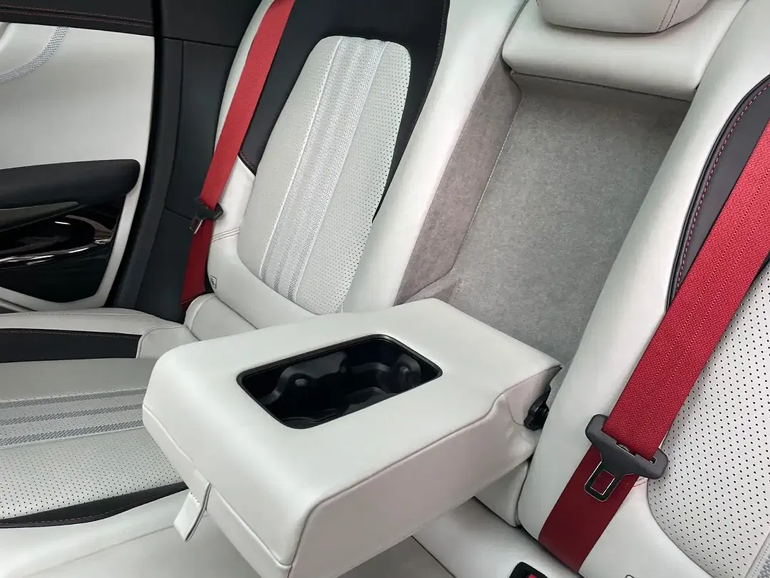 Aston Martin DBX 707 - Thumbnail 14