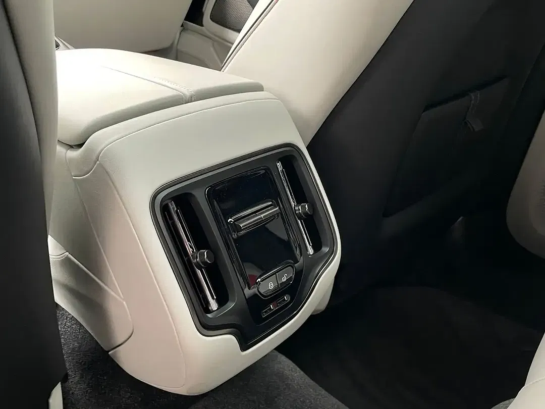 Aston Martin DBX 707 - foto 15