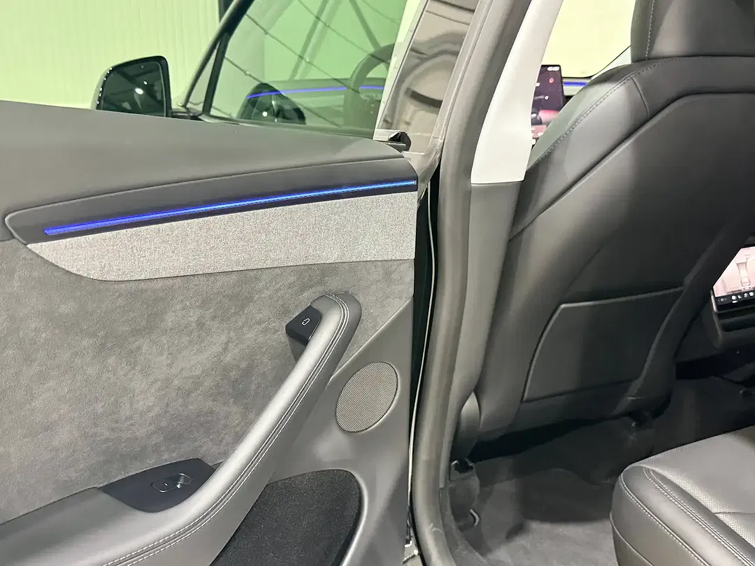 Tesla Model Y AWD Long Range - Thumbnail 10