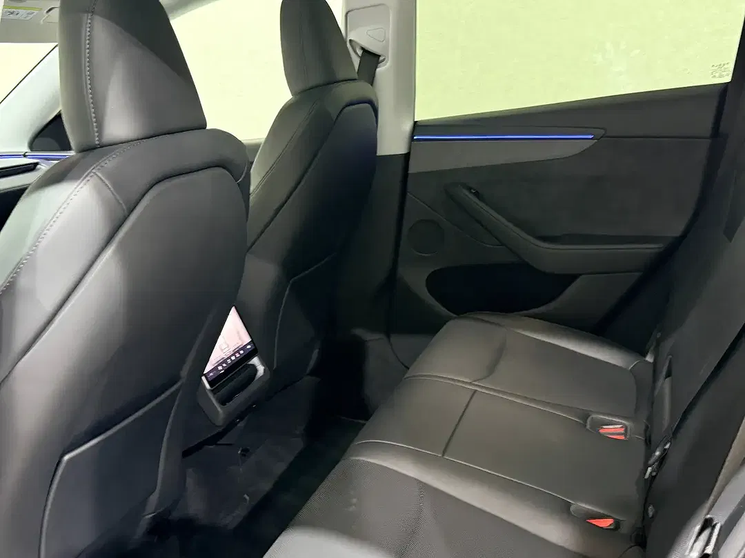 Tesla Model Y AWD Long Range - Thumbnail 11