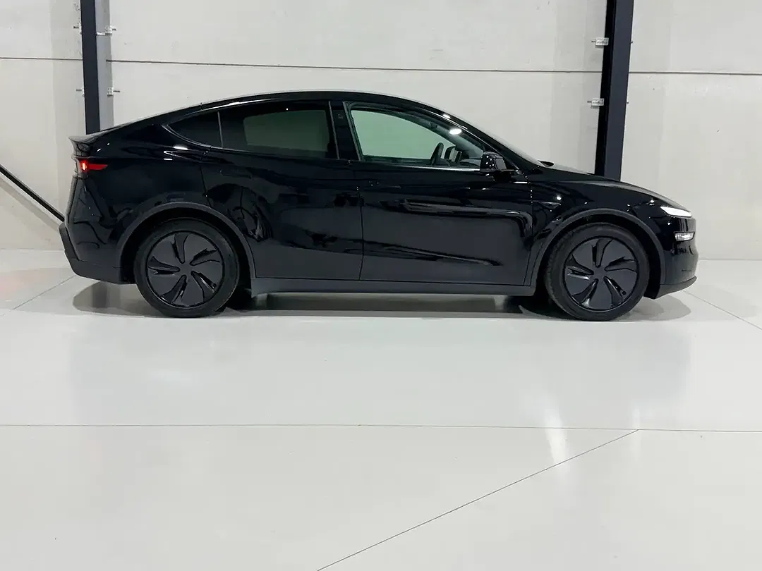 Tesla Model Y AWD Long Range - Thumbnail 14