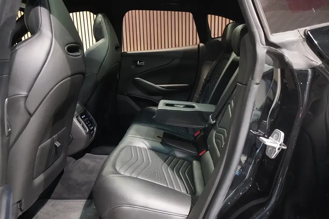 Aston Martin DBX V8 - Thumbnail 12