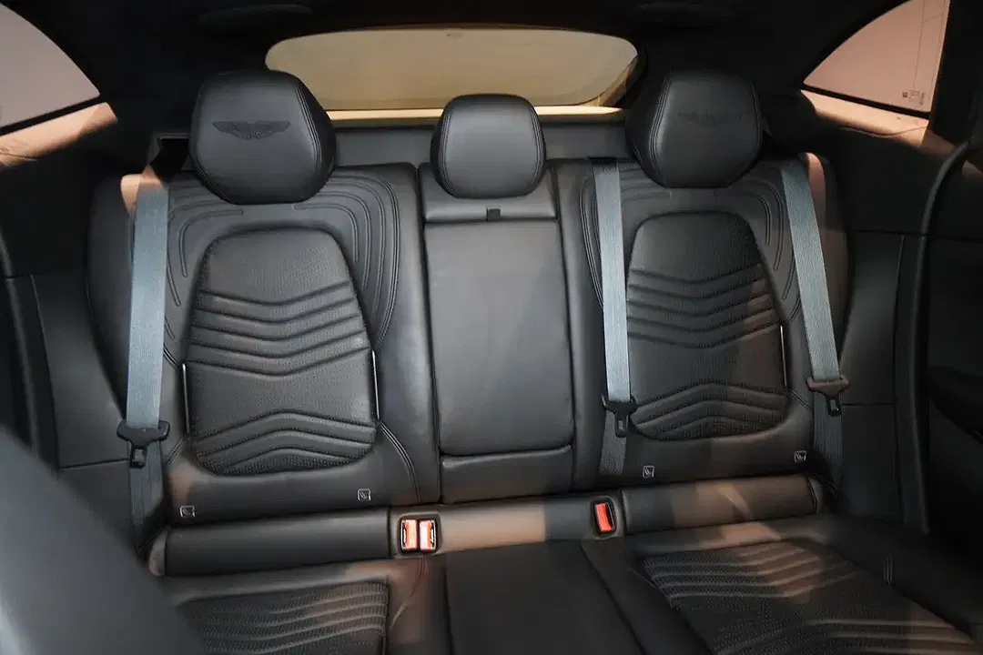 Aston Martin DBX V8 - Thumbnail 13