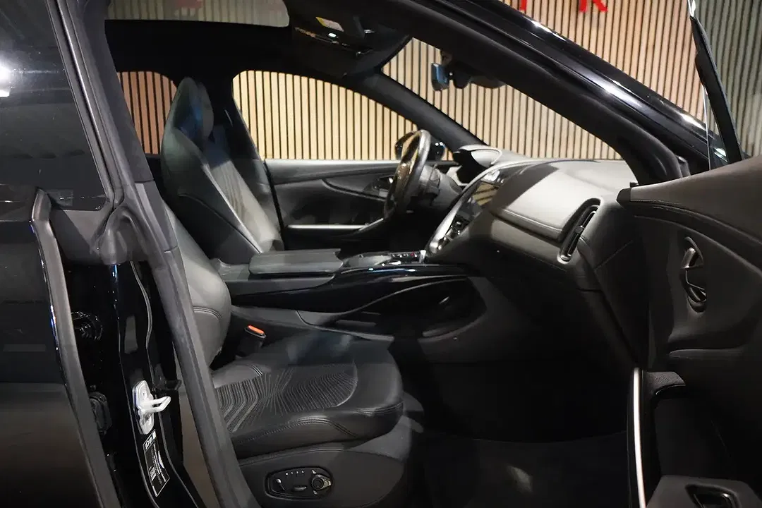 Aston Martin DBX V8 - Thumbnail 14