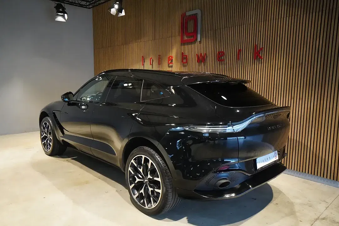 Aston Martin DBX V8 - Thumbnail 3