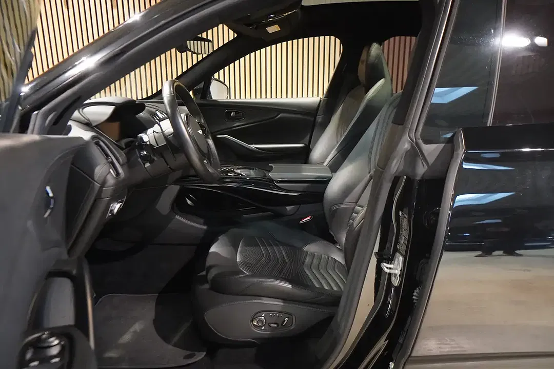 Aston Martin DBX V8 - Thumbnail 6