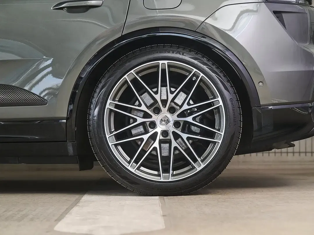 Porsche Macan Turbo - Thumbnail 10