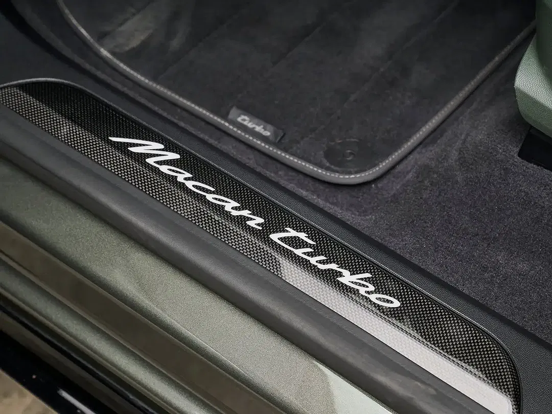 Porsche Macan Turbo - Thumbnail 25